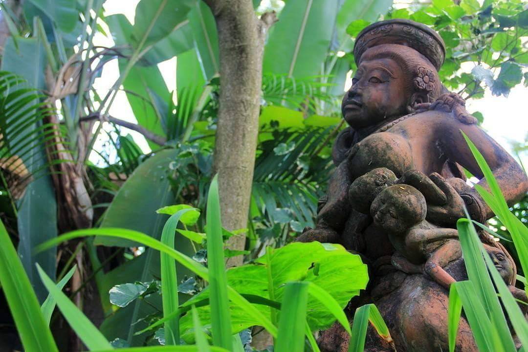 Bali garden art. The mother with children is typical of the Lovina BALI style of sculpture. By Bali Landscape Company www.balilandscapecompany.com #statue #carving #antique #art #landscape #landscapedesigner #landscapearchitecture #gardenlovers #bali #taman #tropicaldesign #tropicallandscape #balilandscaper #landscape #landscapecontractor #gardenideas #landscapearchitect #garden #gardenideas #gardeninspiration #gardenlove #gardendesign #jardin  #instagarden #landscapedesign